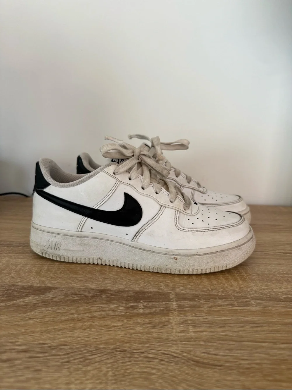 Boys Nike Air Force One Low Sneakers with Black Swoosh - Picture 3 of 3